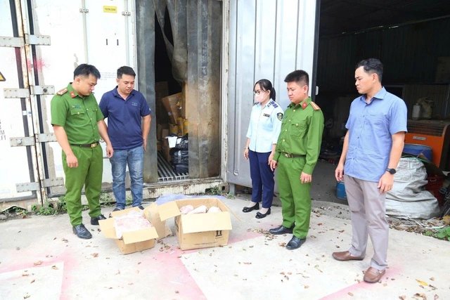 HƠN 6,2 TẤN THỰC PHẨM ‘BẨN’ HẾT HẠN SỬ DỤNG BỊ BẮT GIỮ – CÁI GÌ ĐANG ĐƯỢC GIẤU KÍN TRONG CÁC KHO LẠNH?