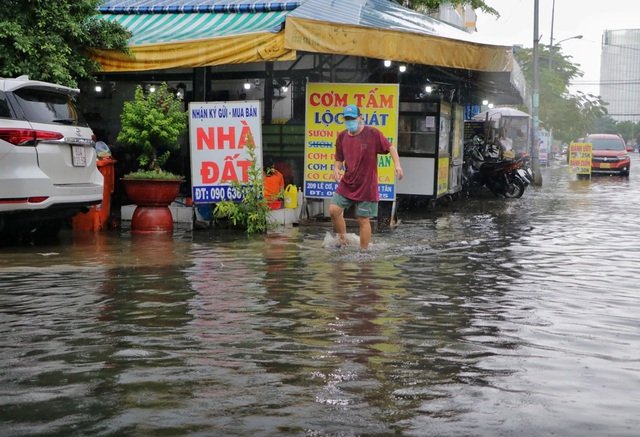 BÃO SỐ 1 ĐẨY MƯA LÊN ĐỈNH, CUỐI TUẦN TP.HCM NHẬN NGÀY NẮNG NÓNG RỰC RỠ!