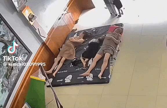 AI CŨNG NGHĨ ĐÓ LÀ GÓI XINH XẮN, AI NGỜ ĐƯỢC BÉ TRAI NHÉT QUẠT BÁO HIẾU LẠI GÂY RA HỌA KHỦNG!