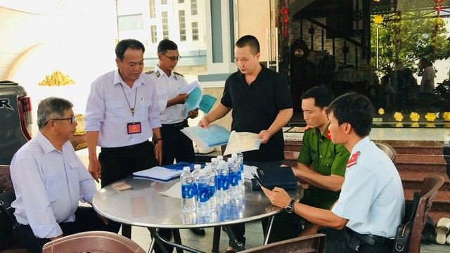 CON GÁI CÀ MAU ĐANG CHỊU ÁN TRỐN THUẾ VỚI HƠN 20.000 HÓA ĐƠN KHỐNG TỪ NHỎ BHỚN CỦA C.P!