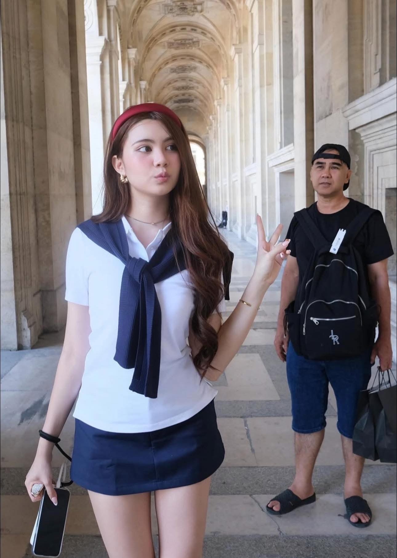 HẬT DẺ QUYỀN LINH CHỐT HẠNG VỚI NHAN SẮC KHÁC LẠ, GAY CẤN TỪ PARIS!