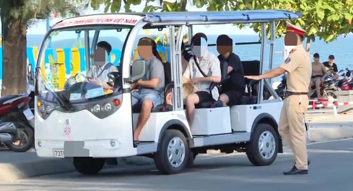 XE ĐIỆN CHỞ KHÁCH Ở ĐỒNG HỚI BẤT NGỜ DỪNG HOẠT ĐỘNG SAU THÍ ĐIỂM, GÂY RA NHỮNG BAO THẮC MẮC!