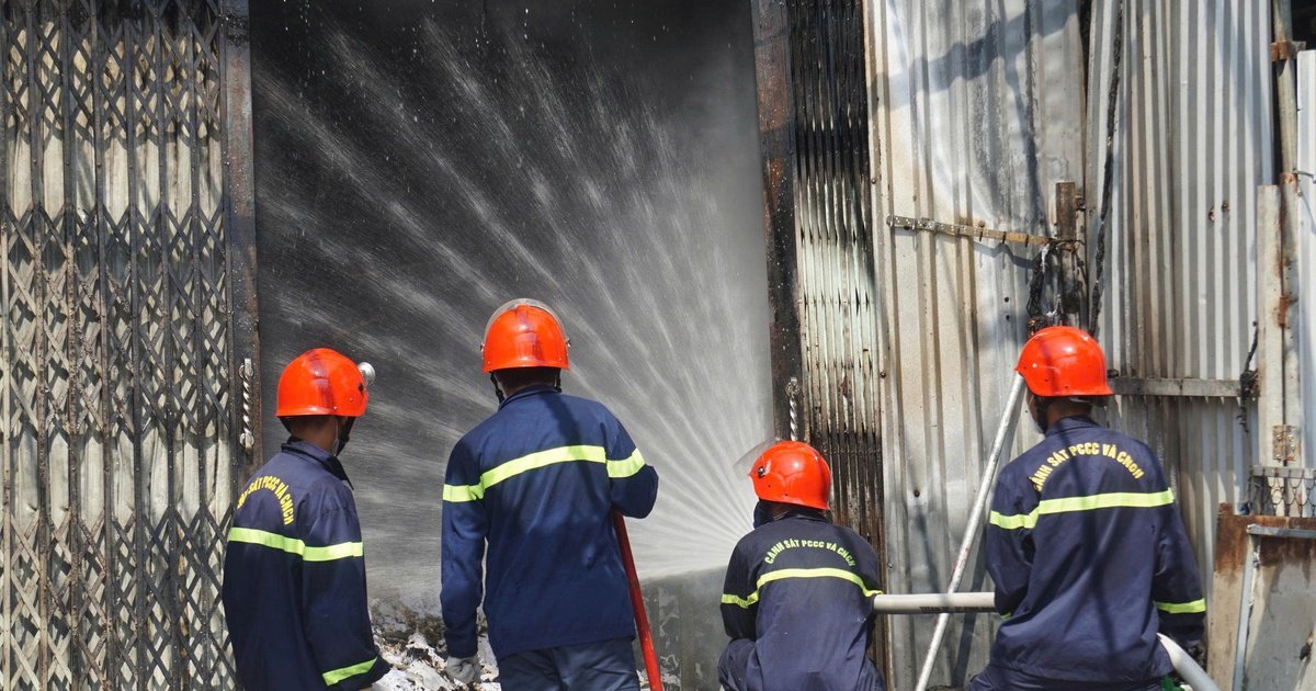 CHAY LỚN TẠI KHO VẢI ĐÀ NẴNG GÂY THIỆT HẠI NẶNG, NGUYÊN NHÂN VẪN CHƯA RÕ!
