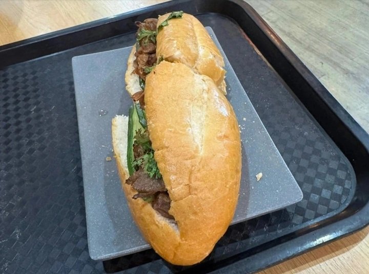 BÁNH MÌ 208.000 ĐỒNG TẠI NỘI BÀI: TIỀN NHIỀU HƠN BÁN NGOÀI, RẰNG ĐÂU ĐÃ HỢP LÝ?