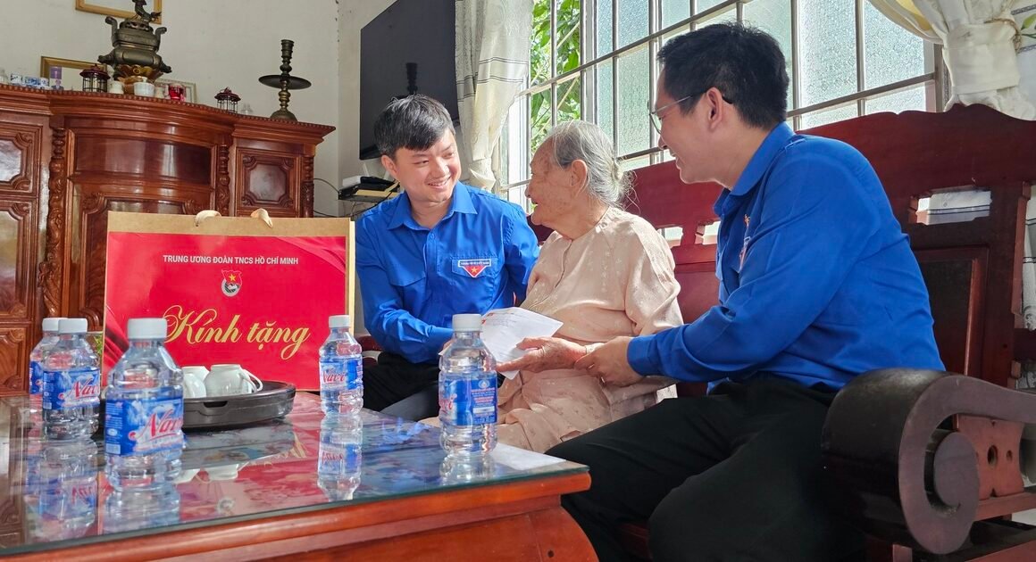 NGƯỜI ĐẠI BIỂU CỦA ĐOÀN ĐẾN THĂM GIA ĐÌNH CHÍNH SÁCH NHÂN NGÀY THƯƠNG BINH – LIỆT SĨ, GÓC NHÌN ĐỜI SỐNG Ý NGHĨA