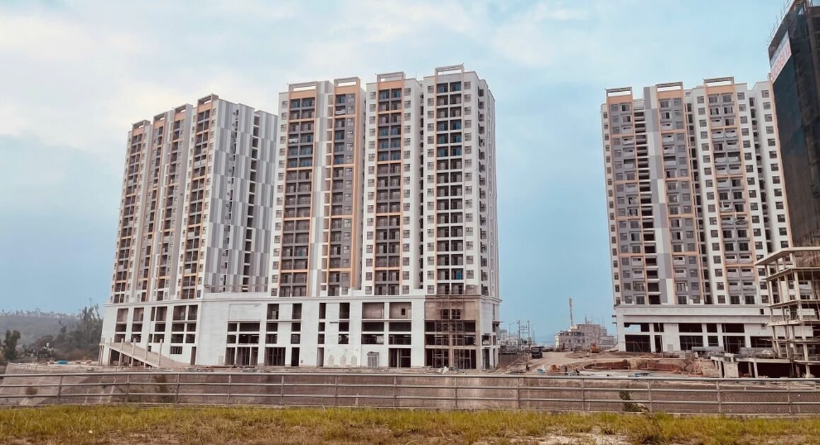 BỨC XÚC TRƯỚC GIÁ TRÔI CHẶT CHO CHỖ ĐỂ XE GIỮA LÚC CẦN CHỐNG BÃO SỐ 3!