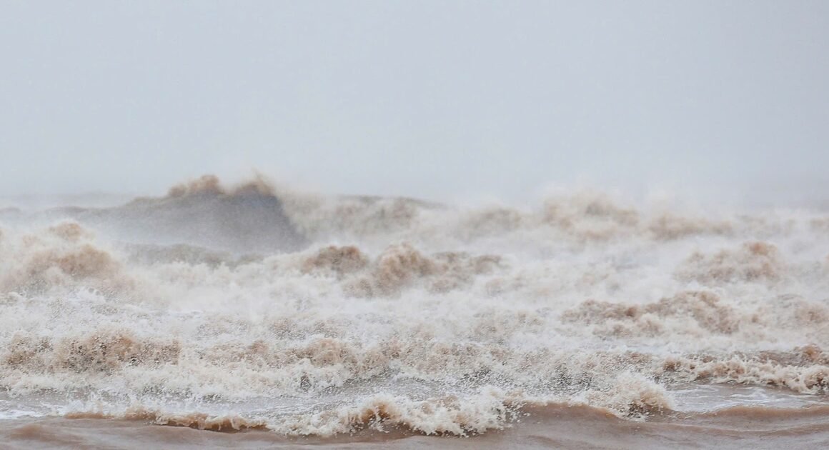 BÃO WIPHA ĐANG CẬP BẾN – CƠN GIÓ KÍCH TRƯƠNG CHỜ ĐÓN Ở MIỀN TRUNG!