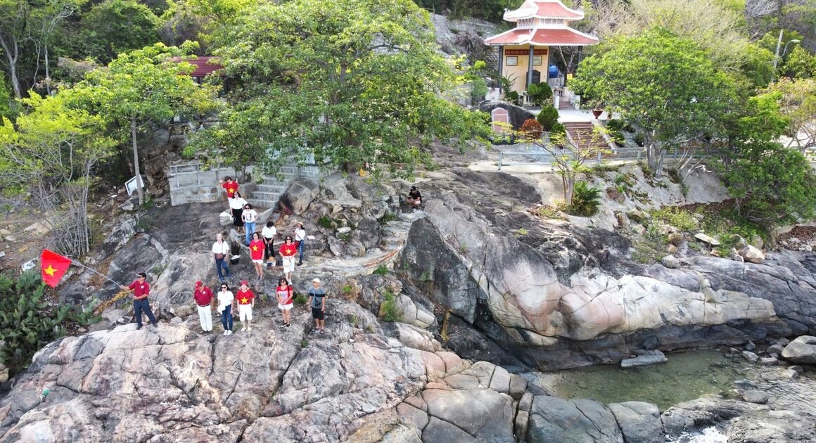 BỨC TRANH LỊCH SỬ TRÊN BIỂN CẢ, NƠI CON TÀU C235 MÃI MÀ KHÔNG PHỤC VỤ GIÁ TRỊ BÍ ẨN MÀU NHIỆM