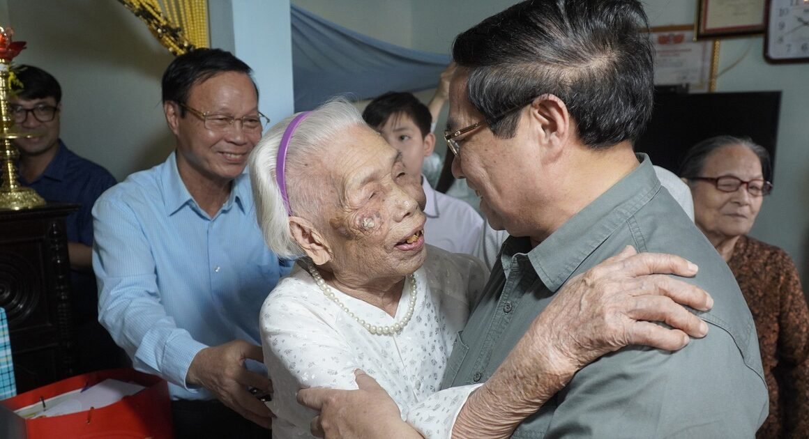 BẤT NGỜ XUẤT HIỆN TRONG KHUNG PHÓNG SỐNG CỦA CÁC MẸ VIỆT NAM ANH HÙNG KHI GẶP GỠ CON TRAI LIỆT SĨ ĐÃ HY SINH Vì TỔ QUỐC