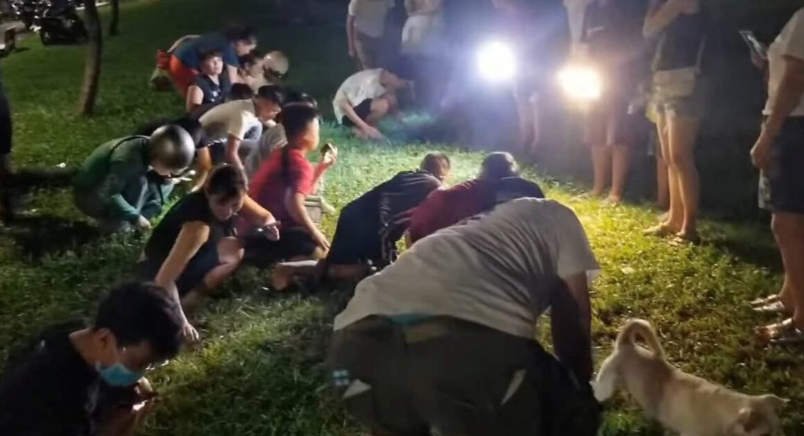 HÀNG TRĂM NGƯỜI DÂN HUẾ HÀO HỨNG TÌM KIẾM NHẪN KIM CƯƠNG TRỊ GIÁ HƠN 1 TỶ ĐỒNG TRONG ĐÊM