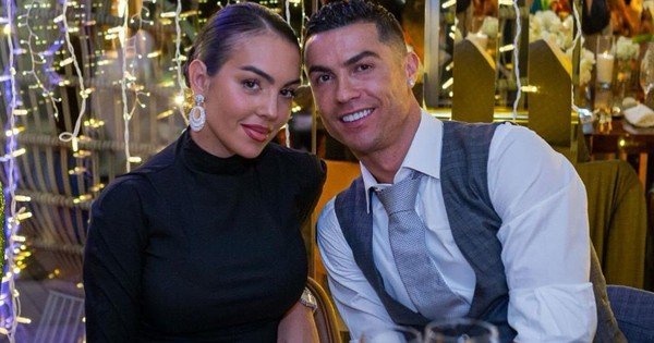 RONALDO BẤT NGỜ KHÉO TAY KÝ HỢP ĐỒNG HÔN NHÂN VỚI BẠN GÁI LÂU NĂM, BẠN CÓ KHẢO NGHI?