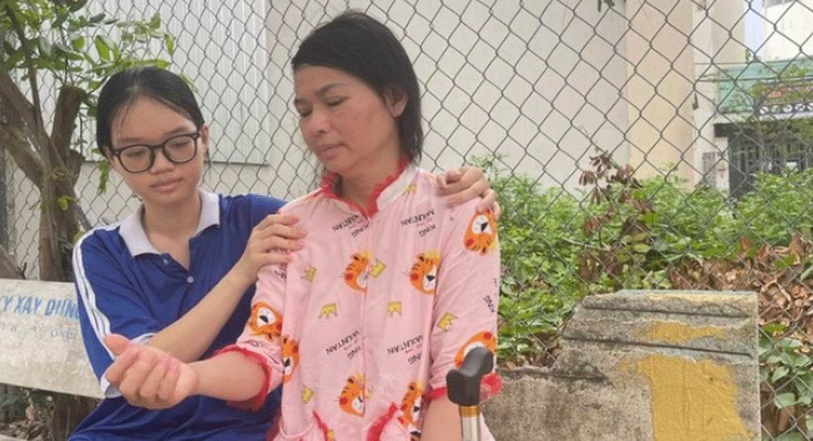 BỎ LẠI CẢNH ĐẤU CHIẾN ĐẦY HỐI HẸN, CÔ HỌC TRÒ ĐANG ĐỐI MẶT VỚI NỖI LO LẮNG CHĂM SÓC MẸ VÀ ƯỚC MƠ ĐẾN GIẢNG ĐƯỜNG