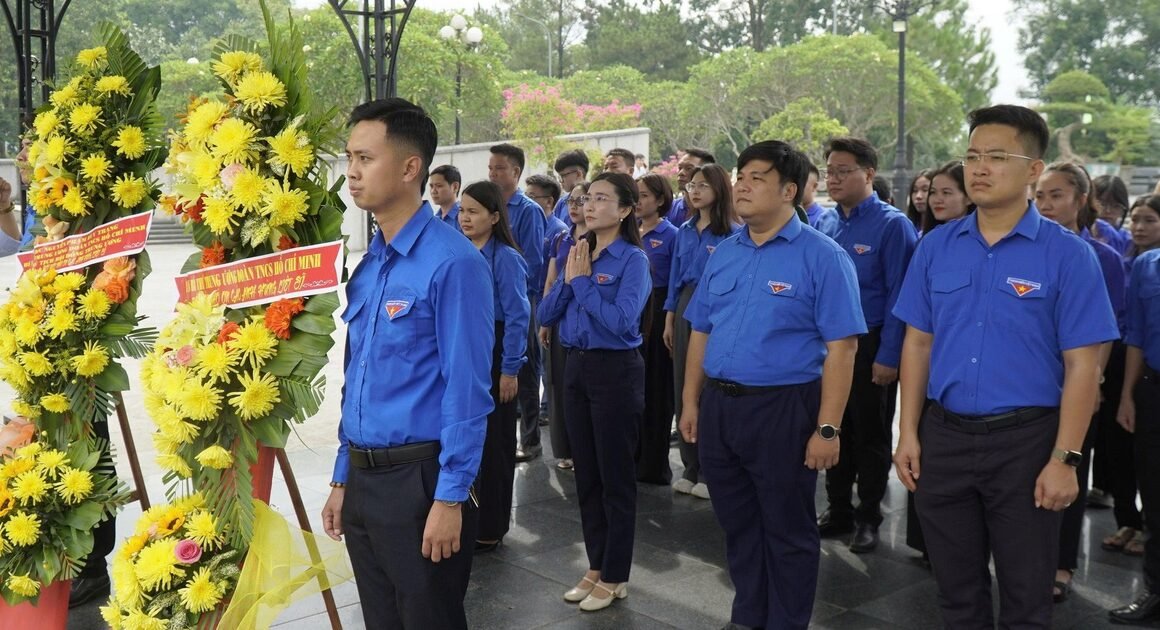 HÀNG NGHÌN NGƯỜI SĂN ĐỢI ĐÁY LÒNG TẠI NGHĨA TRANG LIỆT SĨ TRƯỜNG SƠN ĐỂ THÁP NẾN TRI ÂN CÁC ANH HÙNG LIỆT SĨ QUỐC GIA.