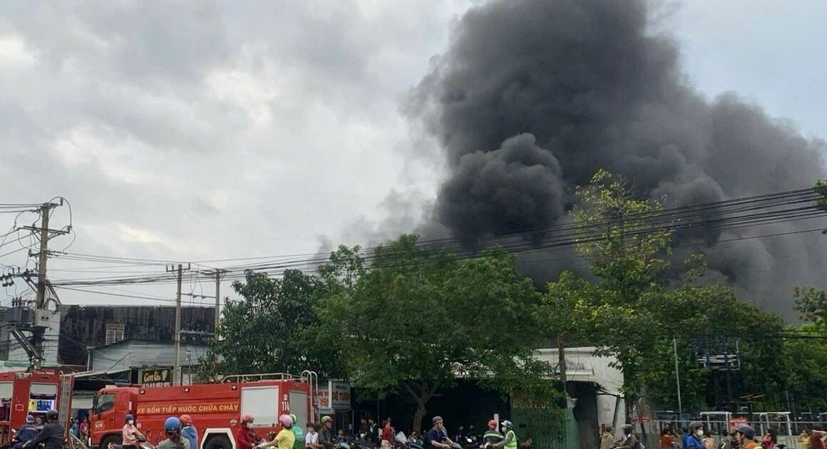 CHÁY LỚN Ở XƯỞNG HỘP XỐP: ĐỐI DIỆN NGUY CƠ CHẤN ĐỘNG MỚI TẠI THÀNH PHỐ DĨ AN!