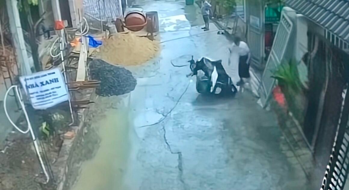 BỨC TỨC LỤI XE GẶP KHÓ KHĂN, NỮ CÁN BỘ VĂN PHÒNG ĐẢNG ỦY PHẢI XUỐNG ĐẨY ĐỔ XE MÁY TRÊN ĐƯỜNG CHẬP!