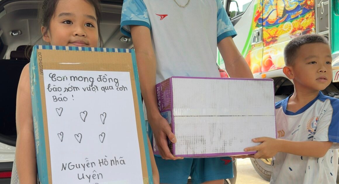 CHUYẾN XE 0 ĐỒNG: GỬI GẮM YÊU THƯƠNG ĐẾN VÙNG LŨ NGHỆ AN, CHẠY ĐẾN TẤM LÒNG NGƯỜI DÂN