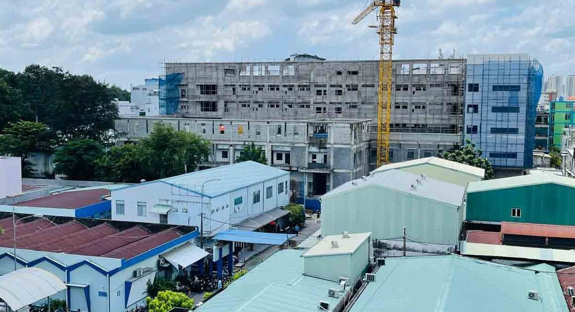 BỆNH VIỆN XÂY DỰNG CHẬM TRỄ, NGƯỜI BỆNH PHẢI CHỊU THIỆT THẤT NHƯ THẾ NÀO?