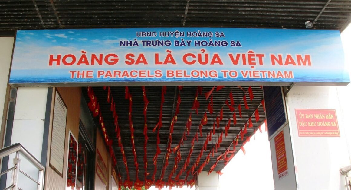 TẠI SAO UBND ĐẶC KHU HOÀNG SA LẠI LỰA CHỌN CỤM TỪ TIẾNG ANH KHÁC BIỆT TRÊN BĂNG RÔN?