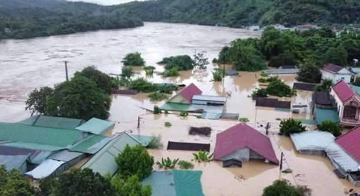 LŨ LỚN Ồ ẠT ẬP VÀO ĐÊM, NGƯỜI DÂN MIỀN NÚI NGHỆ AN CHƯA KỊP ỨNG PHÓ