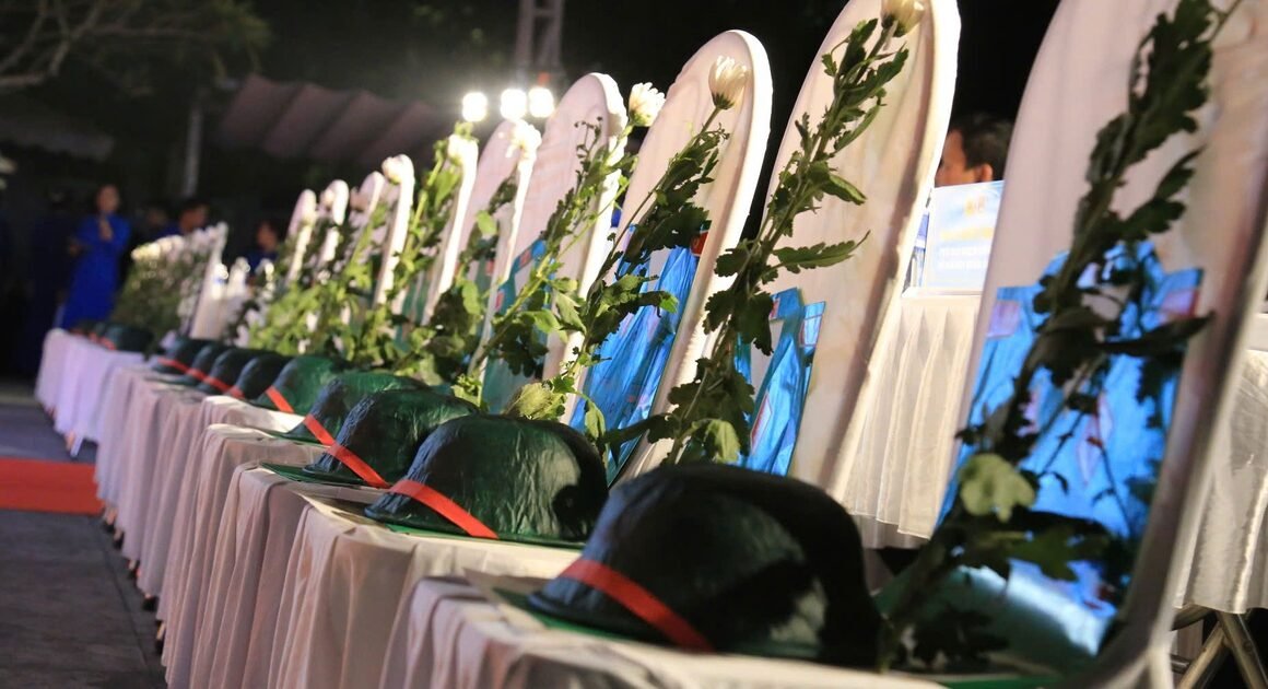 KHẨN ĐƯƠNG VIẾNG TƯỞNG CÁC ANH HÙNG LIỆT SĨ VỚI TRÁI TIM TRÁNG LẠI, NIỀM TỰ HÀO VỚI LỜI THỀ BÁM ĐÁ ĐÁNH GIẶC, CHẾT HÓA ĐÁ BẤT TẬN!