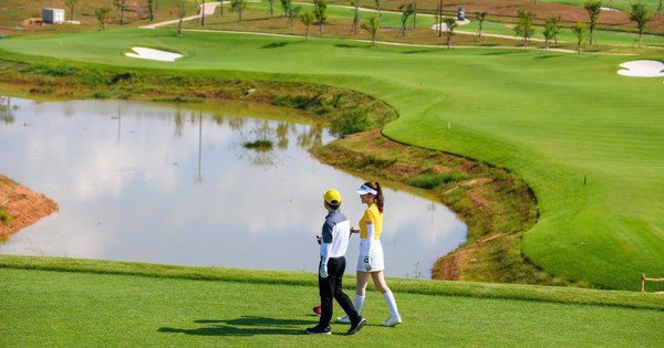 Chủ tịch đội bóng và hoa hậu riêng tư đi chơi golf, bí mật gì đang chờ đợi phía sau?