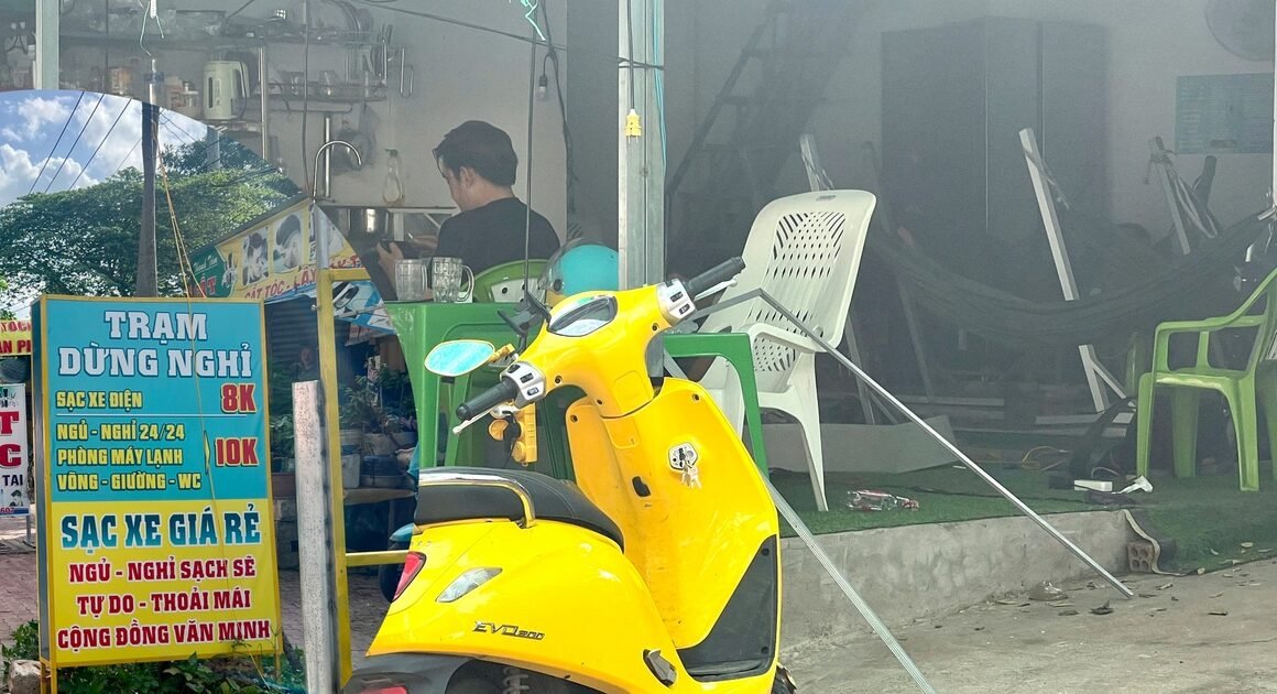 XẢY RA ĐỘT NGỘT: HÀNG TRĂM TRẠM SẠC XE ĐIỆN TỰ PHÁT KÉO DÀI TRONG CÁC QUÁN CÀ PHÊ TP.HCM, TÀI XẾ CHỈ PHẢI TỐI ĐA 50.000 ĐỒNG LÀ ĐÁP ỨNG NHU CẦU NGHỈ TRÚ, SẠC PIN MÀ KHÔNG LO ĐÒI HỎI GIÁ