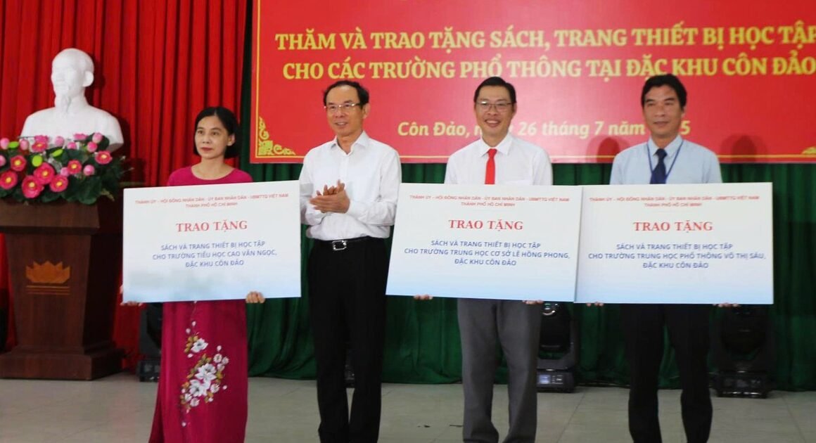 BÍ THƯ THÀNH ỦY TP.HCM VÀ LÃNH ĐẠO DẪN ĐI, TỎ LÒNG TRI ÂN VÀ GÂY NGỌN LỬA HI VỌNG CHO NHỮNG GIA ĐÌNH CHÍNH SÁCH VÀ HỌC SINH CÓ HOÀN CẢNH KHÓ KHĂN