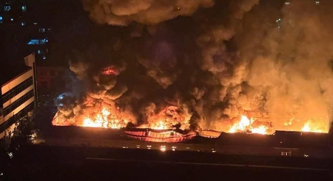 HỎNG HƠI KINH HOÀNG SAU TIẾNG NỔ LỚN, LỬA BÙNG KHÓC NGÀY Ở KHO XƯỞNG GẦN KHU DÂN CƯ	TẠI HÀ NỘI