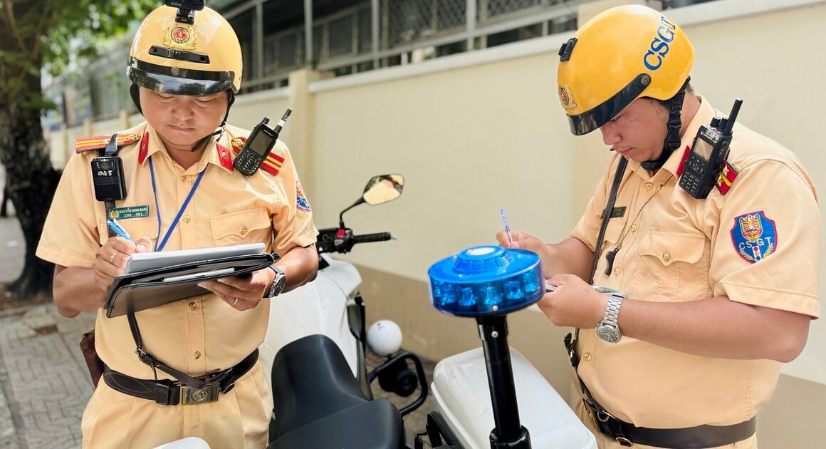 TẠI SAO TÔI BẬT ĐÈN CẢNH BÁO TRƯỚC KHI DỪNG XE Ở ĐƯỜNG CÓ BIỂN CẤM, NHƯNG VẪN BỊ CSGT XỬ PHẠT?