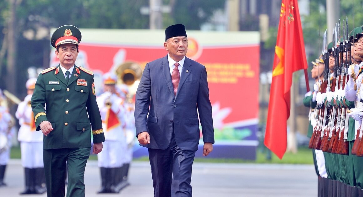 VIỆT NAM VÀ INDOHỘI GAY CẤU QUAN HỆ QUỐC PHÒNG CHIẾN LƯỢC ĐẶC BIỆT TRONG CHUYẾN THĂM CHÍNH THỨC CỦA BỘ TRƯỞNG BỘ QUỐC PHÒNG INDOHỘI VÀO SÁNG 30.7