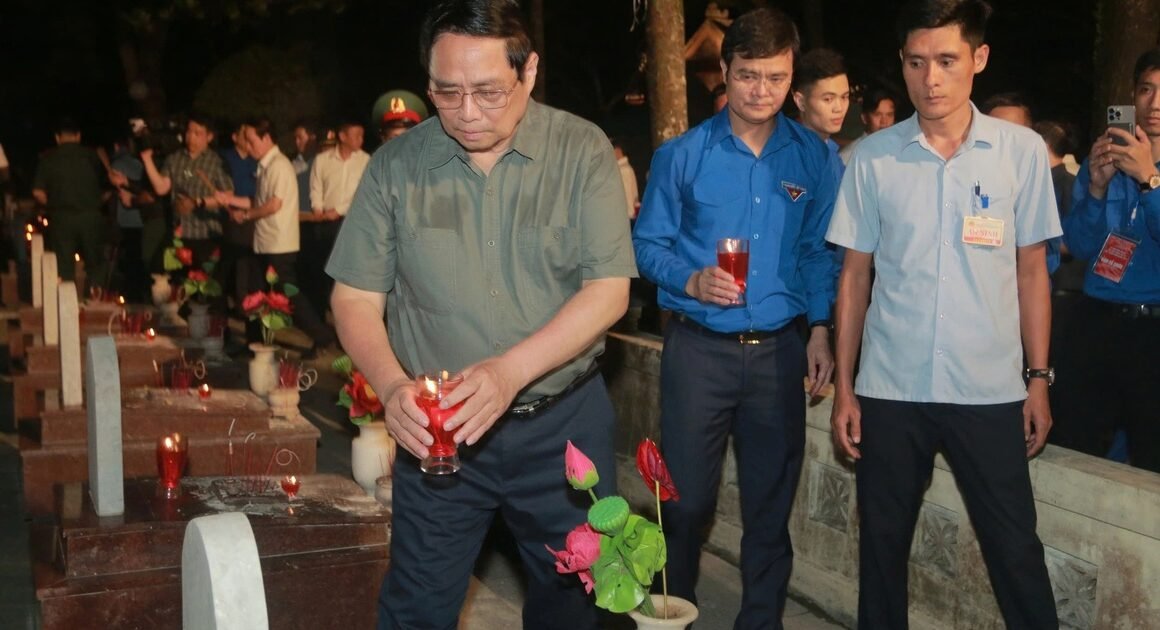 KHĂN KHÚC ÁNH SÁNG DẪN ĐƯỜNG TRỞ VỀ QUÁ KHỨ