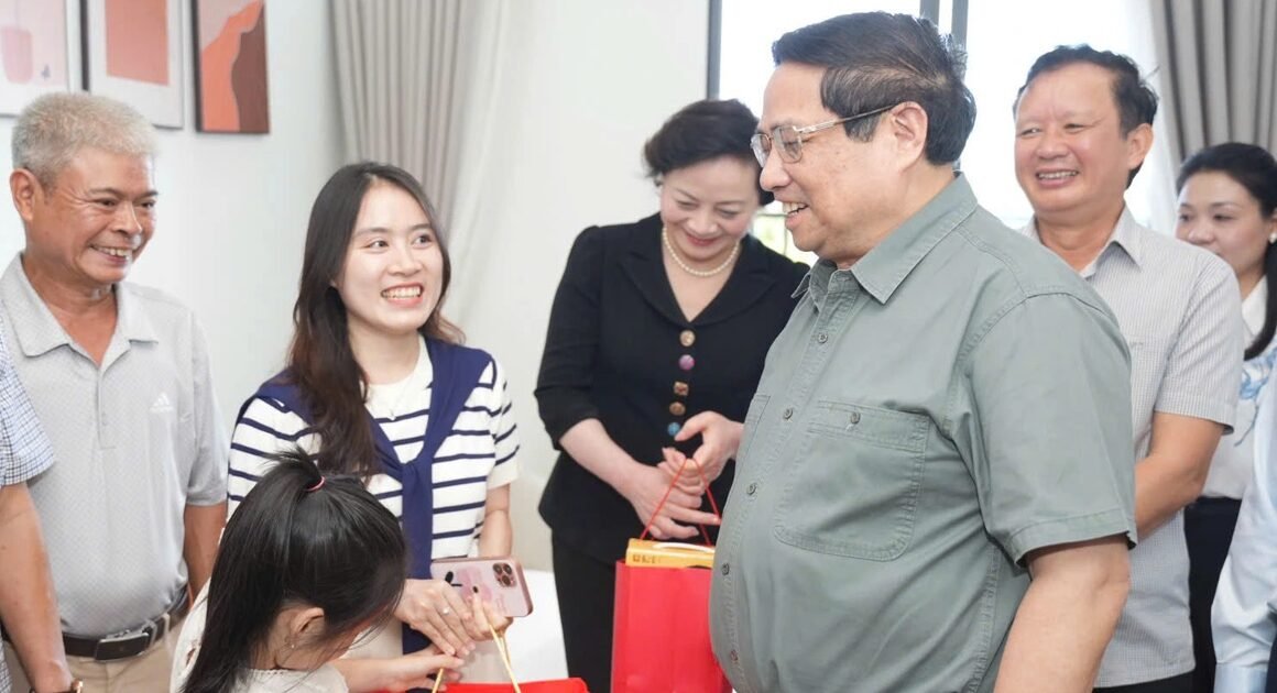 THỦ TƯỚNG PHẠM MINH CHÍNH GẶP GỠ ĐỘC ĐÁO TẠI HUẾ: DÂNG HƯƠNG, KHÁM PHÁ NHỮNG DỰ ÁN ĐỘT PHÁ VÀ CẦU GIAO THÔNG MỚI MẠNH MẼ