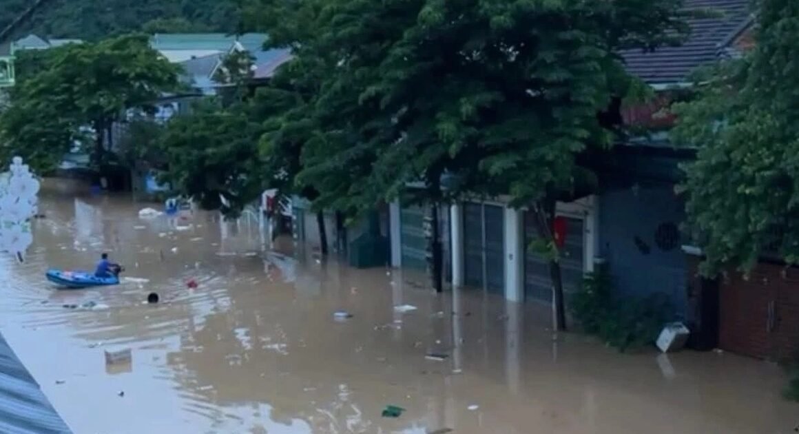 LŨ LỚN NHẤT 5.000 NĂM, NGƯỜI DÂN NGHỆ AN CHẠY ĐUA THEO NƯỚC TRÊN ĐÊN TỐI ĐEN!