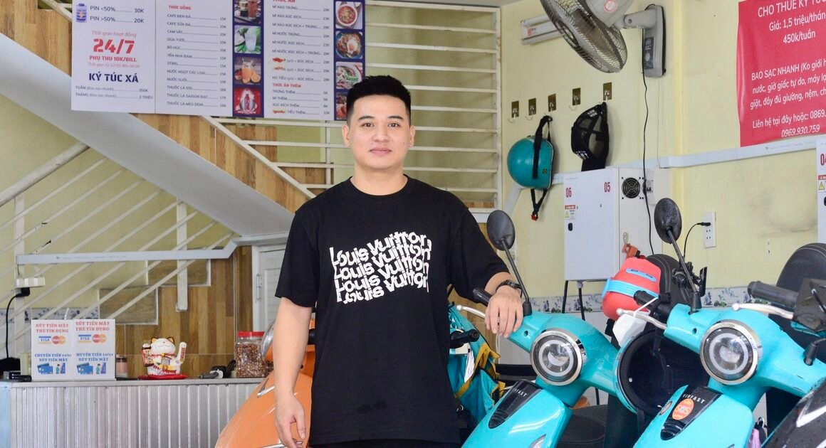 KHÁM PHÁ QUÁN CÀ PHÊ MUỐN LẤY 20.000 ĐỒNG, TÀI XẾ ĐƯỢC GÌ KHÁC HƠN MỖI CHUYẾN SẠC XE ĐIỆN?