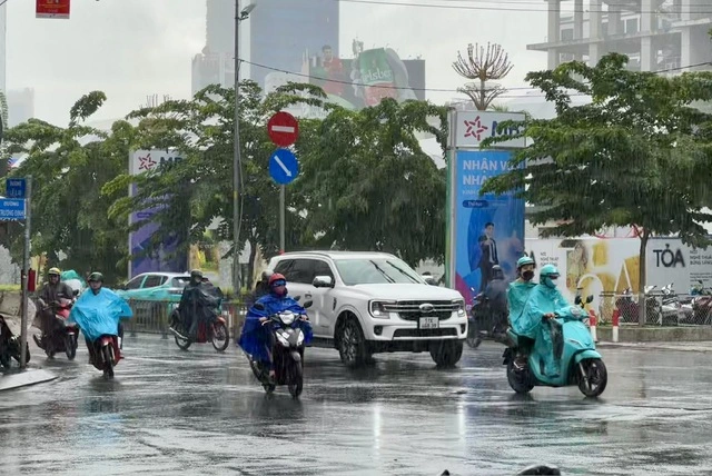 KHÔNG NGỜ GÌ TRƯỚC MƯA GIÔNG KỊCH LIỆT ĐANG ẬP ĐẾN TP.HCM VÀ NAM BỘ!