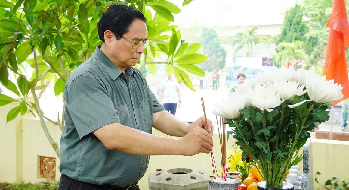 THỦ TƯỚNG PHẠM MINH CHÍNH TIẾP TỤC HÀNH TRÌNH TRI ÂN ĐẤT CỦA NHỮNG NGƯỜI ANH HÙNG TẠI QUẢNG TRỊ