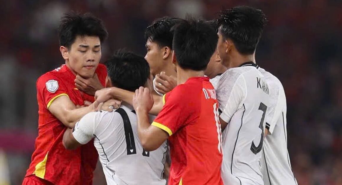 ĐÌNH BẮC GẶP CẢM ĐỘNG ĐAU ĐỚN TRONG TRẬN CHUNG KẾT KHI BỊ ĐỐI THỦ ‘BÓP CỔ’ TRÊN SÂN