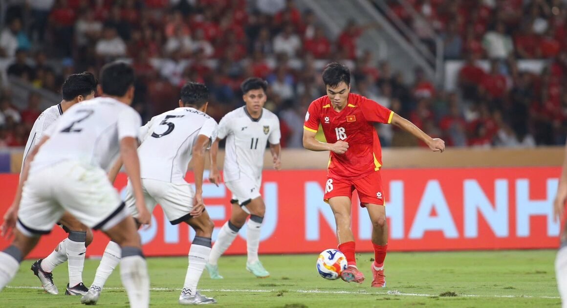 VIỆT NAM VƯƠN TẦM, CHIẾN THẮNG ĐỘI BĂNG LỚN NHẤT ĐỂ THOÁT ÁM ẢNH TRÊN SÂN GELORA BUNG KARNO