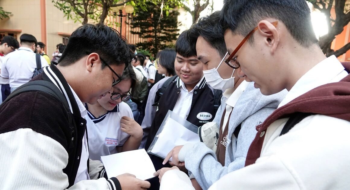 ĐIỂM SÀN XÉT TỐT NGHIỆP THPT NĂM NAY GÂY NGHỠ, CÓ GÌ KHÓI THẢO?