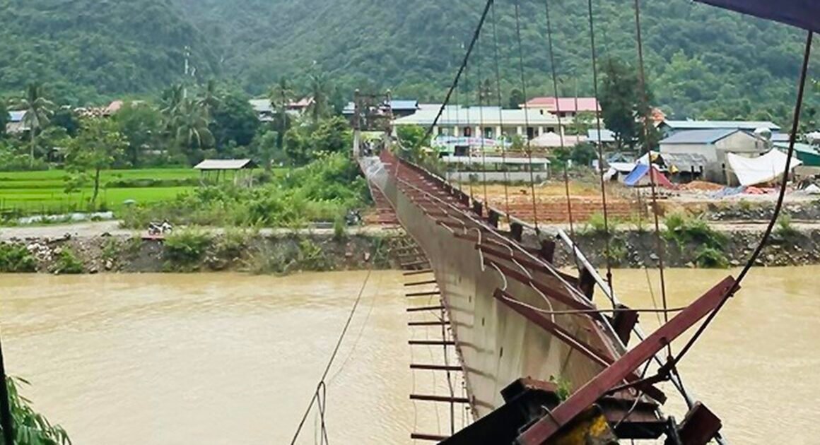 DÂY CÁP CẦU TREO BỊ ĐỨT, 3 NGƯỜI TRÊN XE BÁN TẢI RƠI XUỐNG SÔNG TRONG TẦM MẮT!