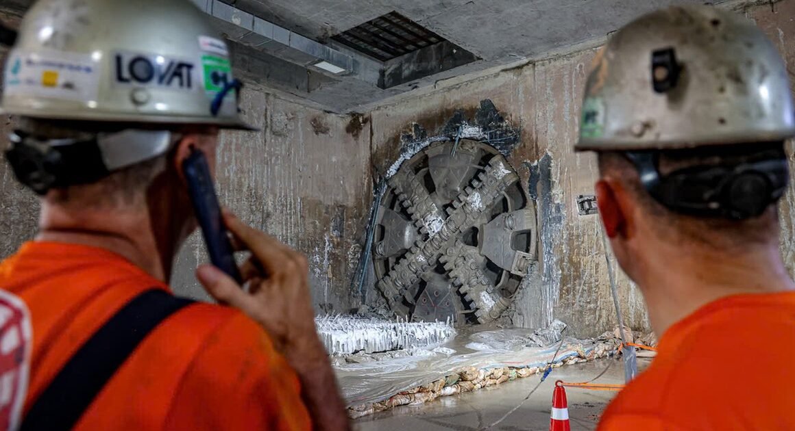 KHỦNG KHIẾP! CHIẾC QUÁI VẬT NẶNG 850 TẤN ĐÃ HOÀN THÀNH HẦM NGẦM DÀI 3,000 MÉT CHO DỰ ÁN ĐƯỜNG SẮT ĐÔ THỊ NHỔN – GA HÀ NỘI