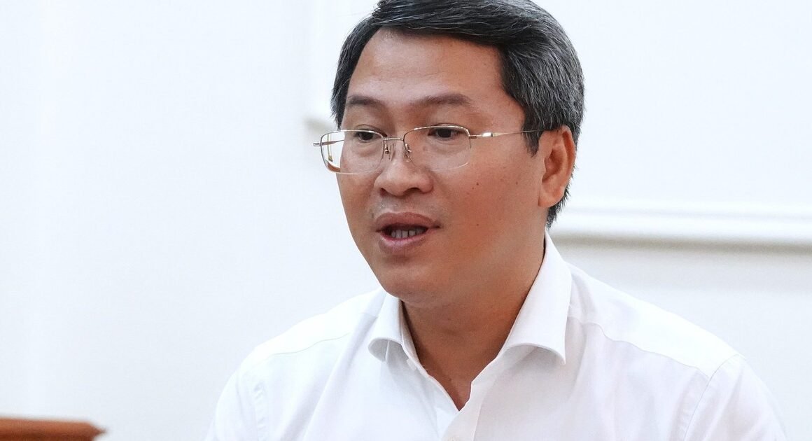 KHÁCH HÀNG VỠ CẦU, PHÓ CHỦ TỊCH PHƯỜNG PHẢI ĐĂNG NHẬP 2 TIẾNG LIỀN ĐỂ KÝ CHỨNG THỰC!