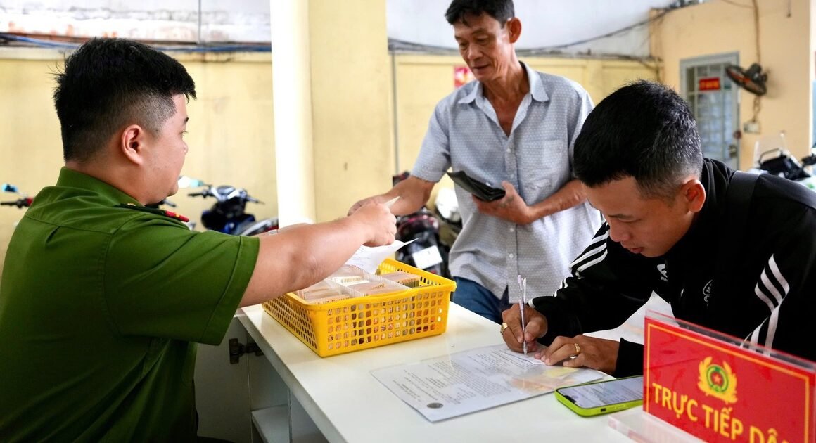 TỪ NGÀY 1.7, NGƯỜI DÂN CÓ THỂ ĐĂNG KÝ VÀ SANG TÊN XE TRÊN ỨNG DỤNG VNeID, KHÔNG CÒN CẦN CÔNG CHỨNG!