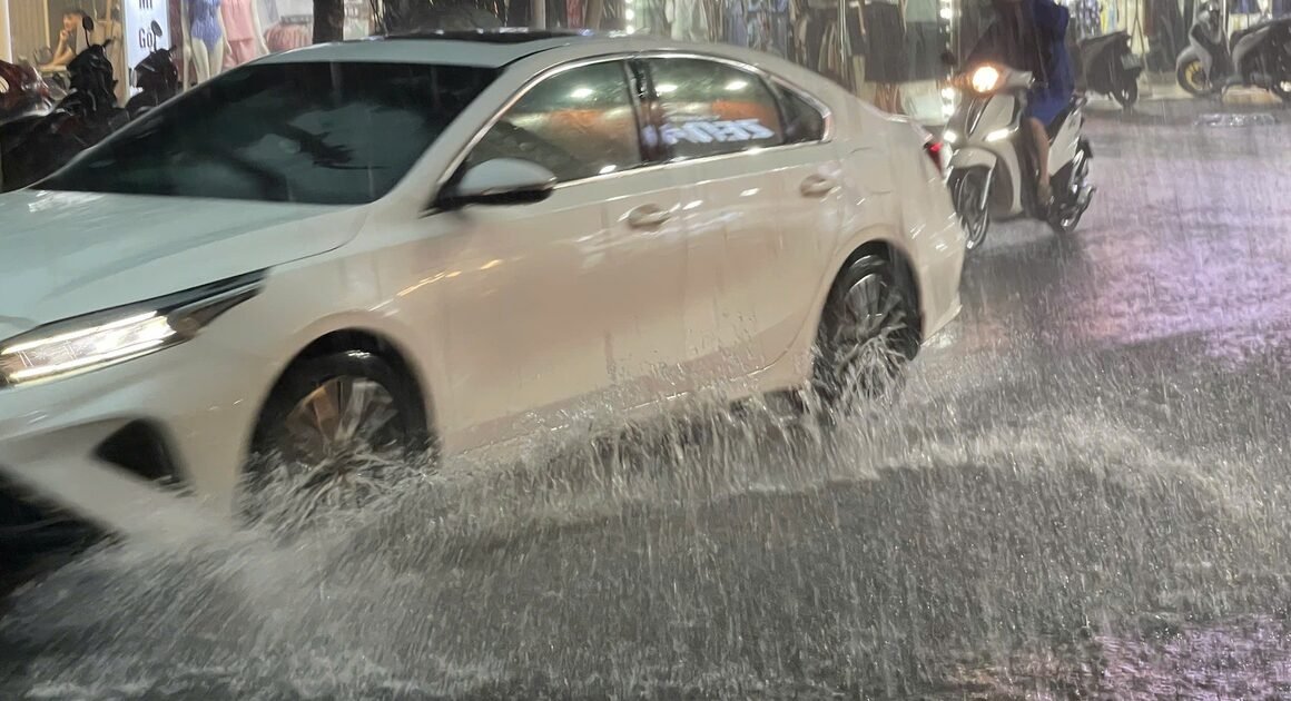 DƯỚI CƠN MƯA GIÔNG ÑÁNG NÀY, HÀ NỘI SẼ GIẢI NHIỆT NHẸ NHÀNG SAU NHỮNG NGÀY NẮNG NÓNG GẦN GỤC!