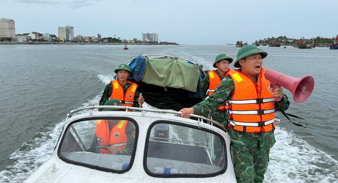 HƠN 8.100 TÀU CÁ HÀNG CHỤC NGHÌN NGƯ DÂN TẬP TRUNG VỀ BẾN CHỐNG BÃO, CHIẾN SĨ BIÊN PHÒNG ĐANG NỐI GẦN, ỨNG PHÓ KHẨN CẤP!