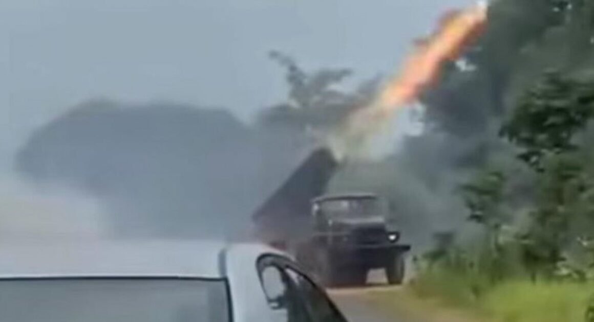 CHIẾC MÁY BAY TIÊM KÍCH F-16 CỦA THÁI LAN VÀ PHÁO PHẢN XẠ TẠO NÊN CUỘC CHIẾN TRÊN BIÊN GIỚI CAMPUCHIA-THÁI LAN ĐANG NỔI DẬY.