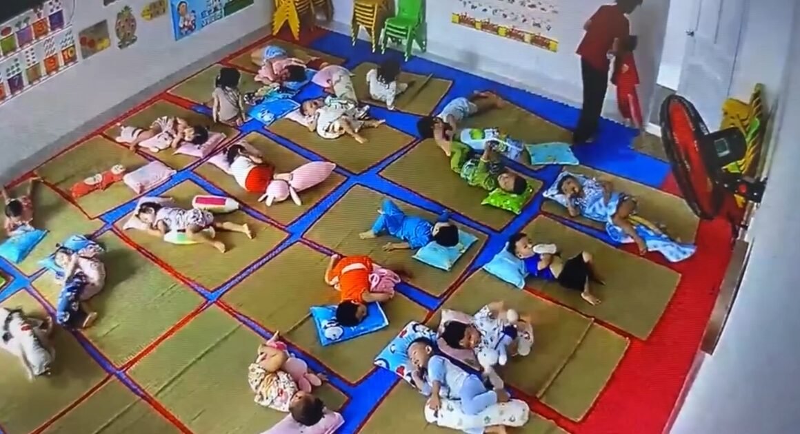 RÕ NƯỚC MẮT VÀ NỤ CƯỜI, XẾP LÊN TỪ PHÍA CÔ GIỮ TRẺ: SỰ VIỆC GHÊ GỞN TẠI TRƯỜNG MẦM NON GÂY CHÝ Ý KIẾN GÂY BỨC XÚC!