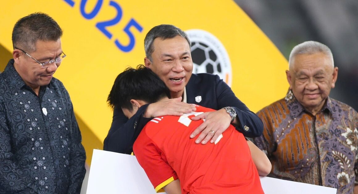 CHỦ TỊCH VFF TRẦN QUỐC TUẤN ĐÃ CÓ MẶT TRÊN SÂN TẠI GELORA BUNG KARNO, THƯỞNG NÓNG CHỨC VÔ ĐỊCH của ĐỘI TUYỂN U.23 VIỆT NAM!