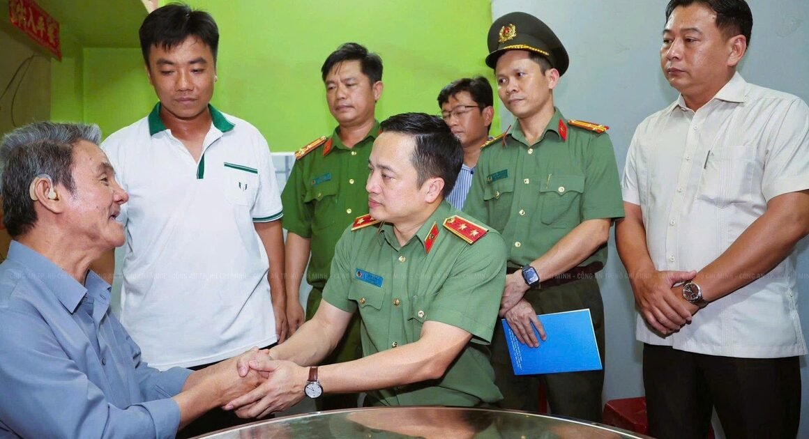 TRUNG TƯỚNG MAI HOÀNG ĐẾN THĂM VÀ TẶNG QUÀ CÁC GIA ĐÌNH CHÍNH SÁCH NHÂN KỶ NIỆM 78 NĂM NGÀY THƯƠNG BINH – LIỆT SĨ!