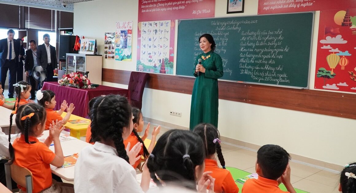 KHÁM PHÁ VẺ ĐẸP VÀ TINH HOA VIỆT NAM QUA CHƯƠNG TRÌNH NGOẠI GIAO VĂN HÓA ĐẶC BIỆT NHÂN KỶ NIỆM 75 NĂM THIẾT LẬP QUAN HỆ NGOẠI GIAO VIỆT NAM – NGA